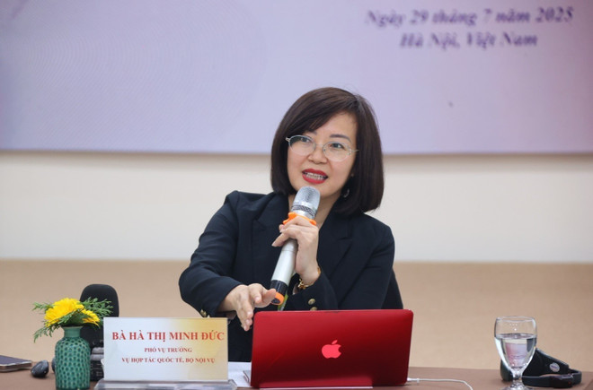 Bà Hà Thị Minh Đức, Phó Vụ trưởng Vụ Hợp tác quốc tế, Bộ Nội vụ chia sẻ tại Hội thảo. (Ảnh: Văn Điệp/TTXVN)