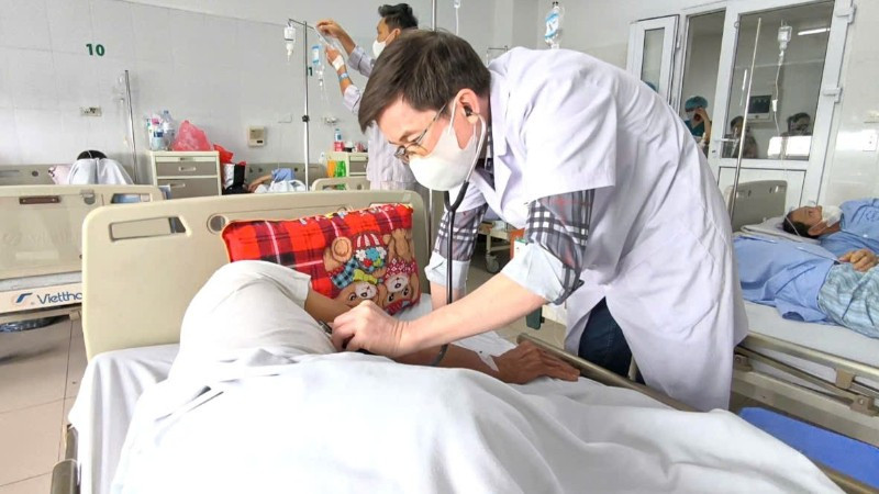 Bác sĩ thăm khám cho bệnh nhân. (Ảnh minh họa)