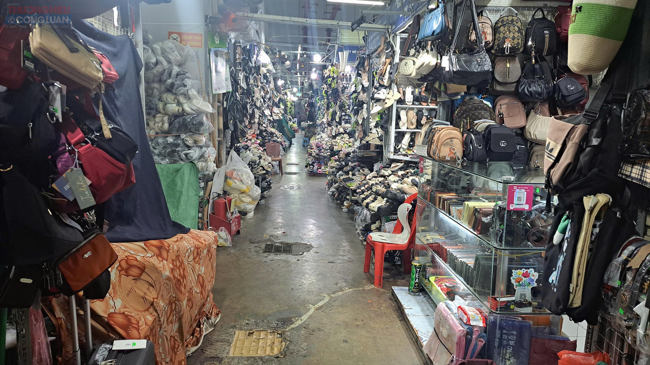 Một chủ cửa hàng thừa nhân với người mua ( PV) hàng được bán đang làm giấy tờ ảnh cắt từ video Phóng viên thực hiện.