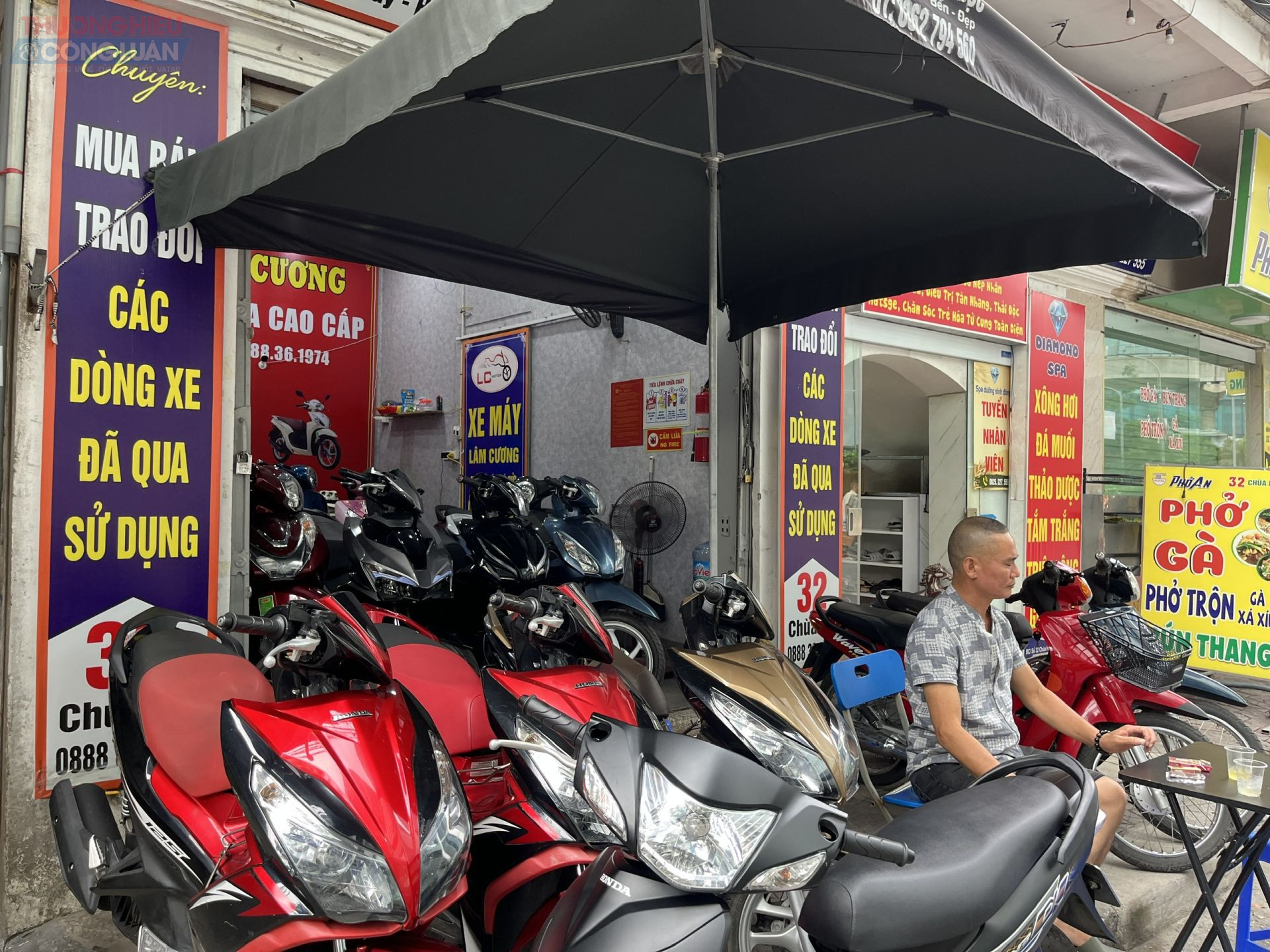 Dù giá rẻ, thị trường vẫn ế ẩm. Anh Nguyễn Tuấn Long – chủ ki-ốt khác tại khu vực này cho biết: “Người mua ngày càng ngại xe cũ vì sợ thủ tục rườm rà, lại thêm yếu tố cấm xe xăng thì họ càng chần chừ. Nhiều người giờ chọn xe điện mới giá rẻ, sạch sẽ, không lo pháp lý.”