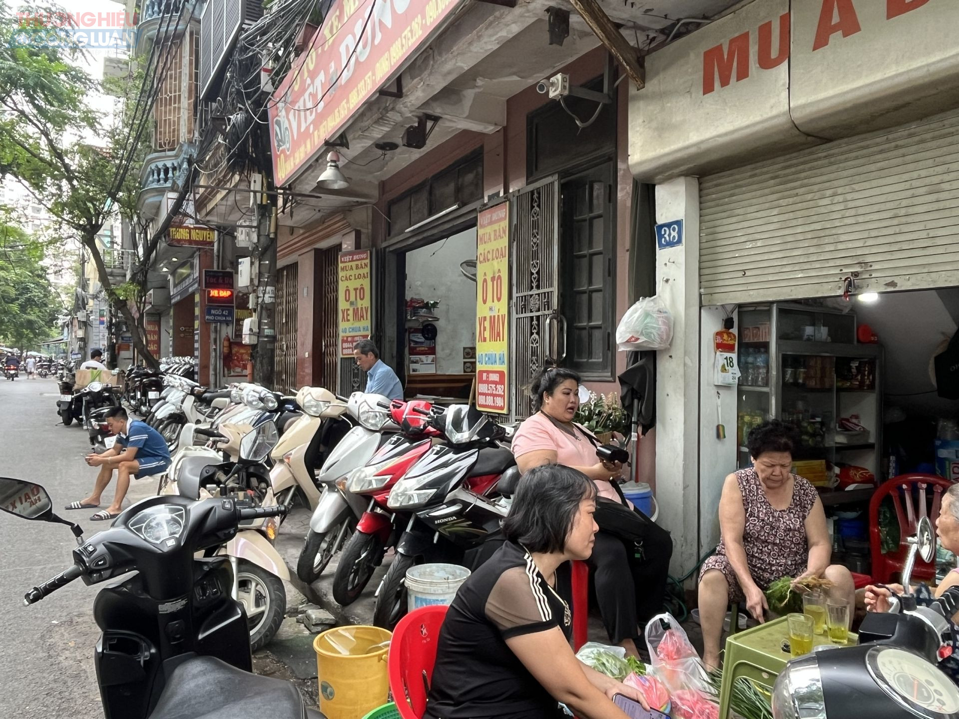 Nhiều cửa hàng mở cửa cả ngày nhưng số người ghé qua chỉ đếm trên đầu ngón tay. Thậm chí, có thời điểm người đến bán xe còn nhiều hơn người mua. Các chủ ki-ốt ngồi tụ tập uống nước, bấm điện thoại, thay vì tiếp khách như trước kia.