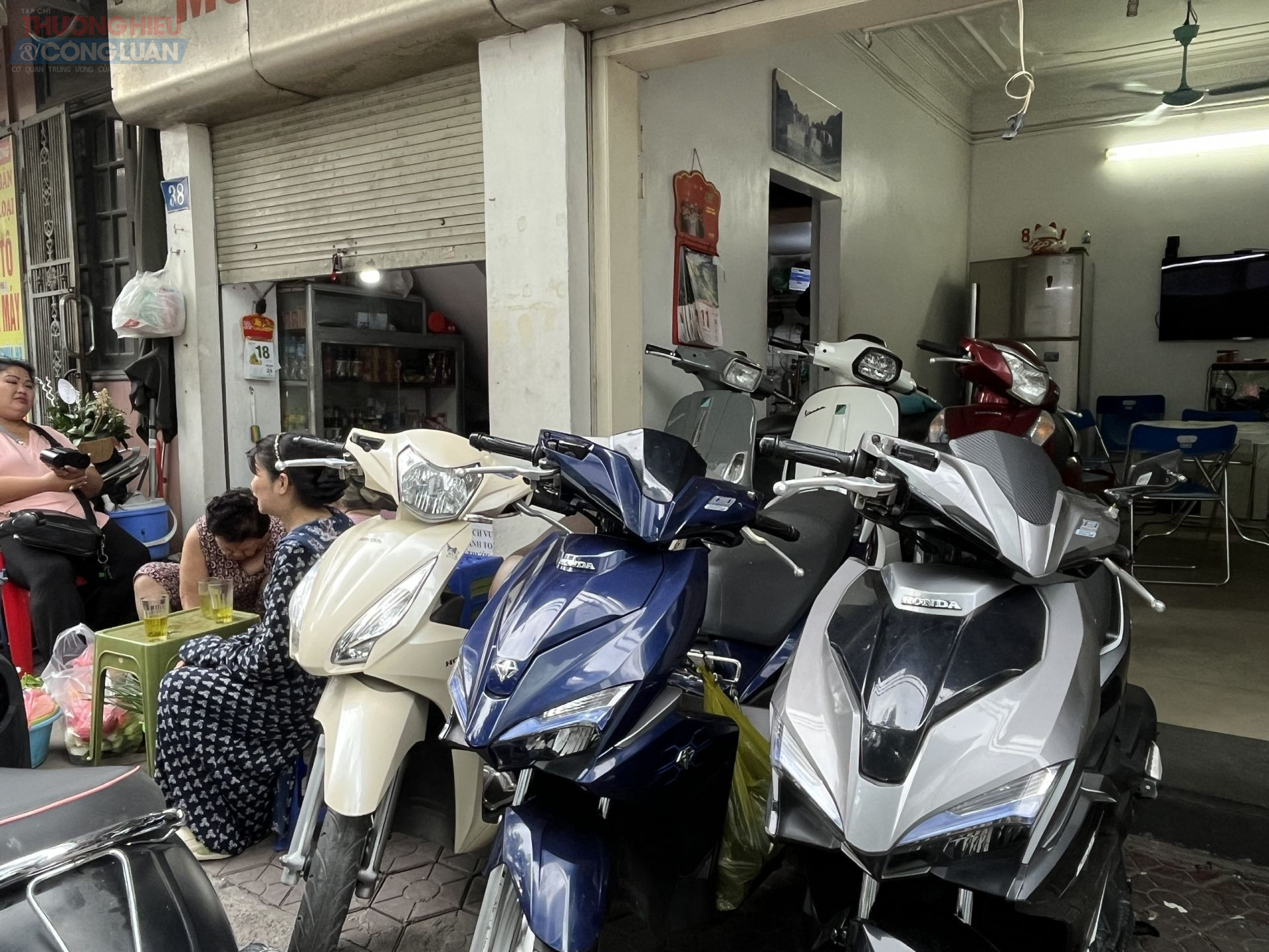 Giá xe máy cũ hiện đang ở mức rất thấp. Các mẫu xe tay ga thông dụng như Honda Lead, Vision, Air Blade đời mới chỉ dao động từ 10–20 triệu đồng/chiếc. Ngay cả dòng cao cấp như Vespa hay Liberty cũng có xe chỉ bán được với giá 2–3 triệu đồng – mức giá chưa từng thấy trước đây.