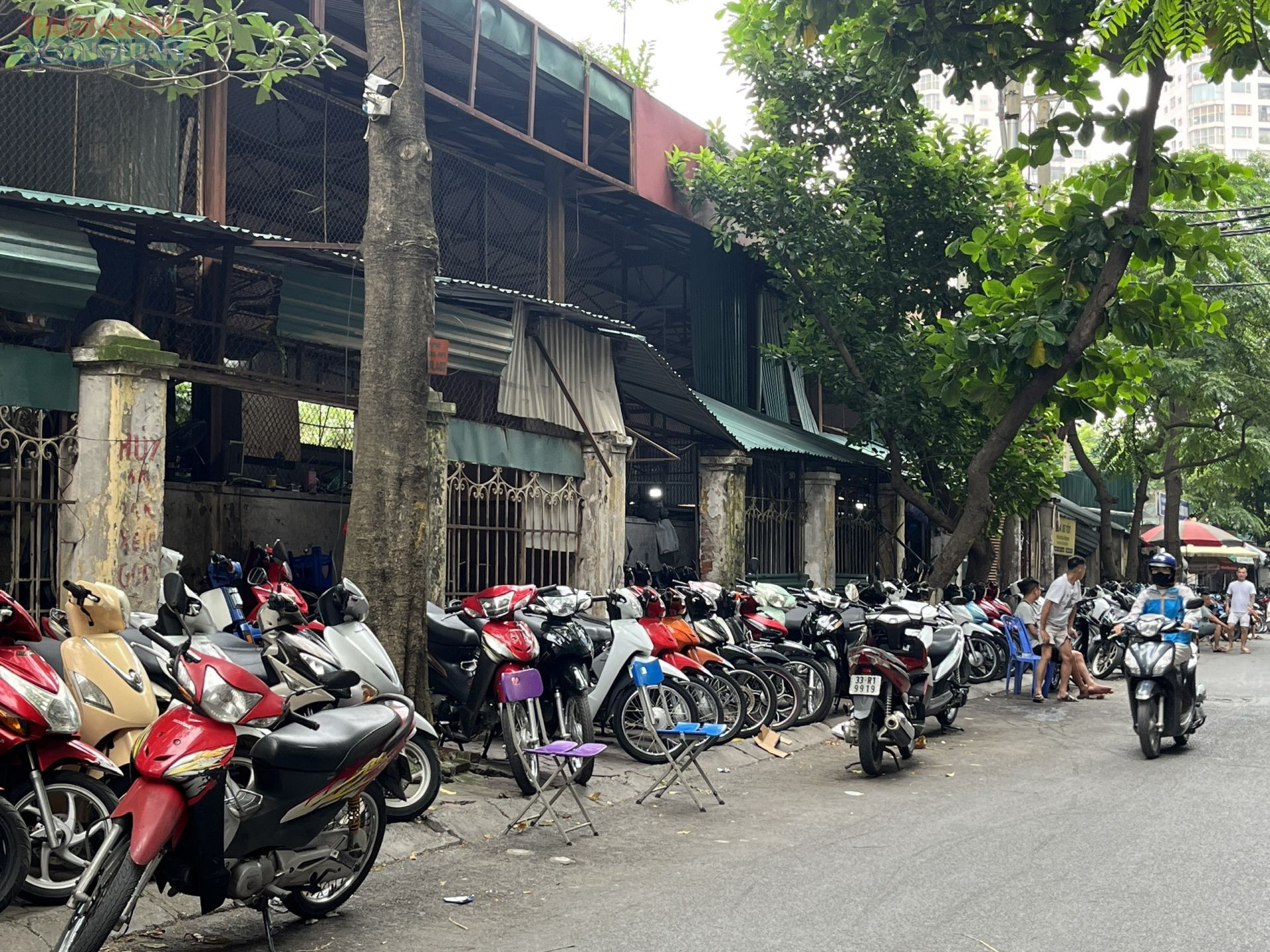 Anh Kiên cho biết: “Nếu Hà Nội thật sự cấm xe máy xăng, tôi sẽ đưa số xe còn lại về quê bán cho người dân nông thôn, nơi nhu cầu vẫn còn. Mình không thể ngồi chờ khách nữa, phải xoay chuyển thôi.”