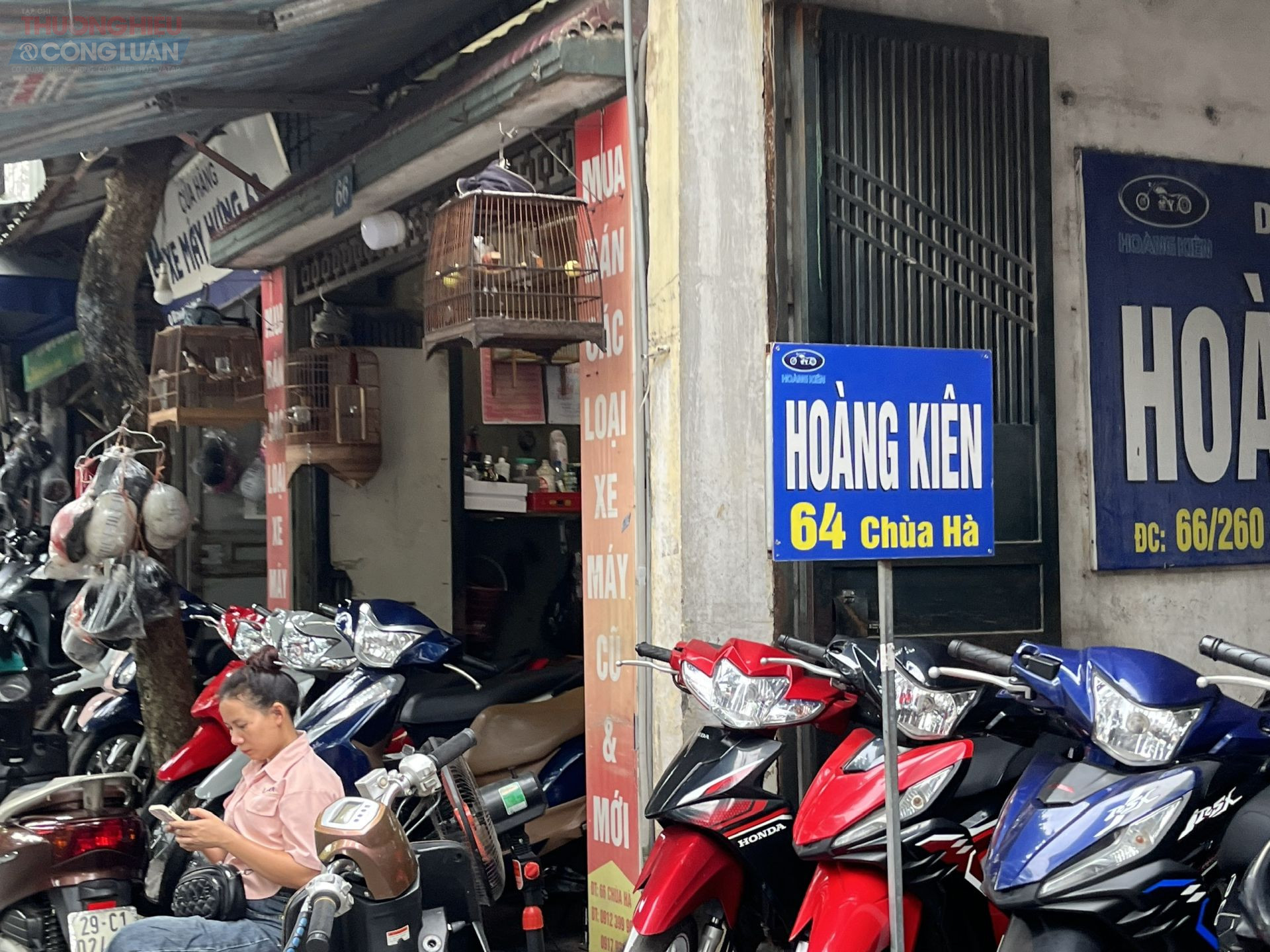 Cùng lúc, thị trường xe điện đang phát triển mạnh, giá thành ngày càng cạnh tranh. Với số tiền khoảng 10–15 triệu đồng, người dân có thể sở hữu một chiếc xe máy điện mới toanh, nguồn gốc rõ ràng, không mất công sang tên đổi chủ như xe cũ.