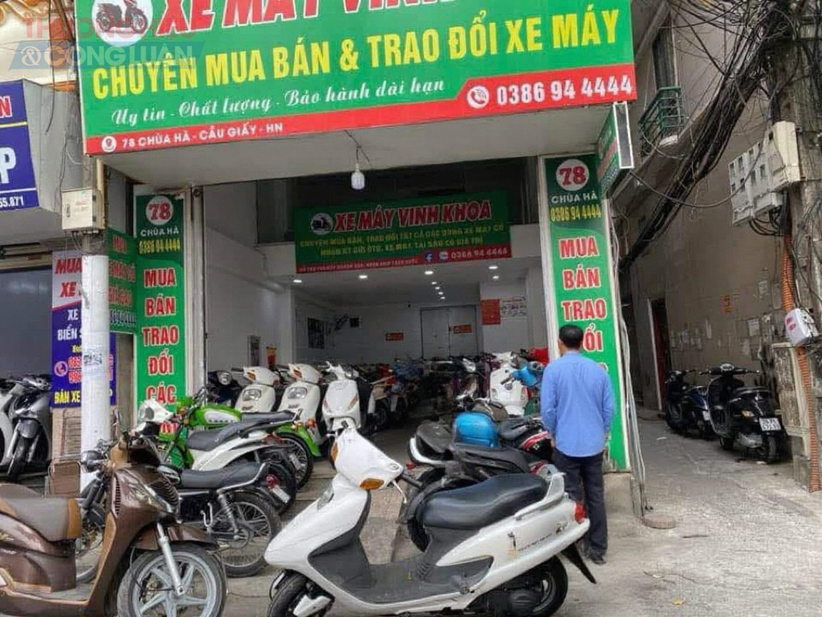 Anh Nguyễn Trung Kiên – chủ một ki-ốt xe cũ chia sẻ: “Thị trường đã chậm từ nhiều năm nay, nhưng từ khi có thông tin cấm xe máy xăng vào nội đô, lượng khách tới xem xe càng giảm mạnh. Trước tôi bán 20–30 xe mỗi tháng, nay chỉ hơn chục chiếc là cùng, lãi không đủ bù chi phí mặt bằng và nhân công.”