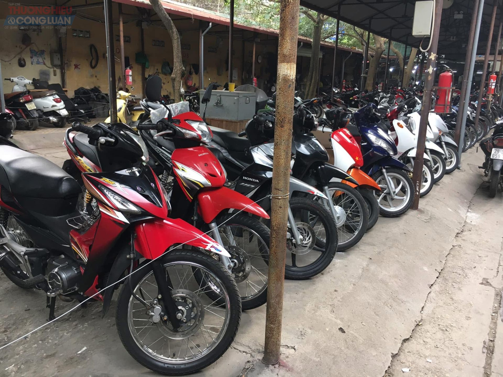 Trước tình hình ảm đạm, nhiều tiểu thương buộc phải thay đổi cách thức kinh doanh. Một số ki-ốt hợp tác với nhau để cắt giảm chi phí thuê mặt bằng và nhân viên. Nhiều cửa hàng cũng chuyển sang bán hàng online, livestream giới thiệu xe trên mạng xã hội để tìm kiếm khách hàng mới.