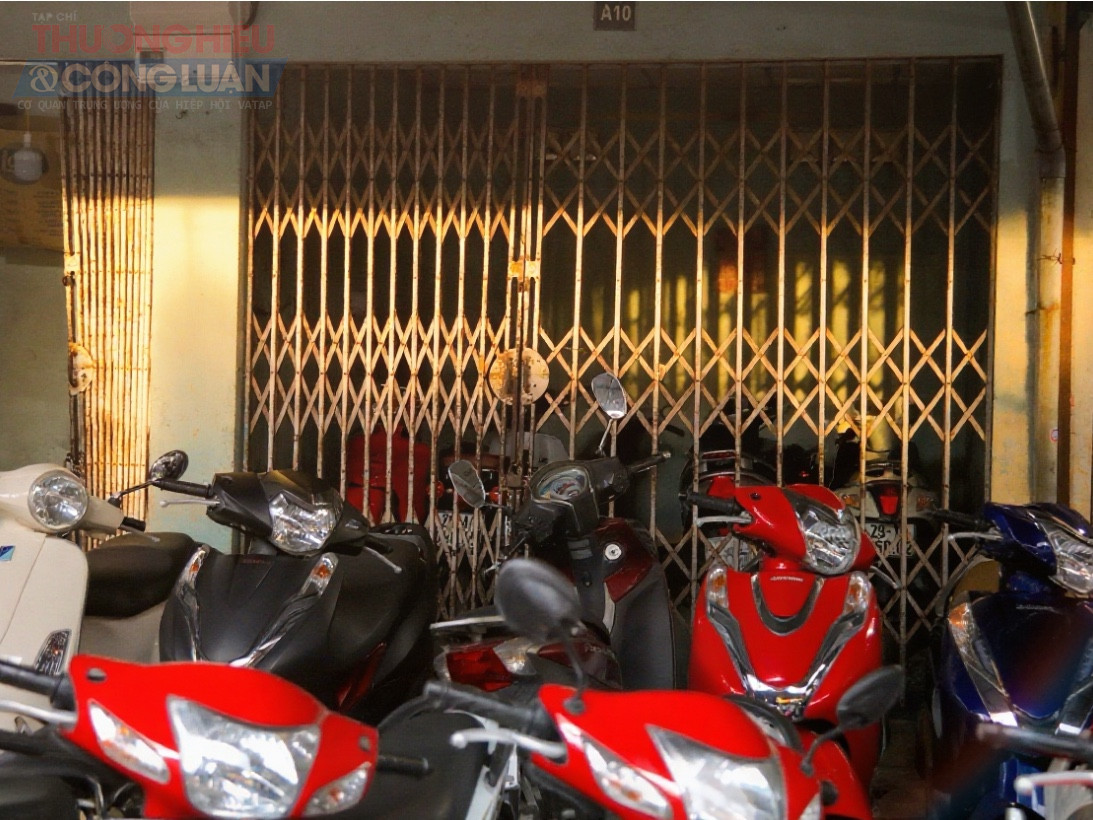 Trước đây, chỉ cần đặt chân vào chợ xe máy cũ là có thể cảm nhận ngay không khí tấp nập, kẻ mua người bán ra vào nhộn nhịp. Thế nhưng hiện tại, khung cảnh đã hoàn toàn đổi khác. Dù các cửa hàng vẫn san sát, trưng bày đủ loại xe từ phổ thông đến cao cấp, từ xe số đến xe ga, nhưng khách mua thì vắng bóng.