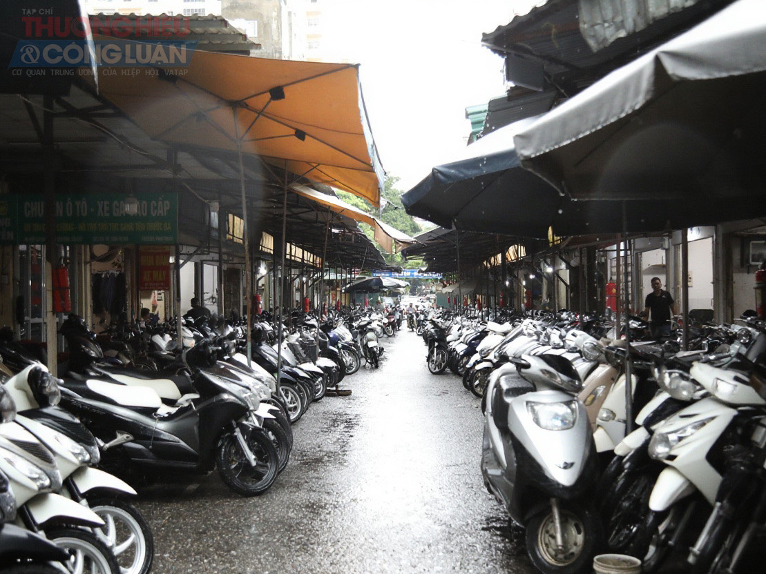Theo ghi nhận, hàng nghìn chiếc xe máy được xếp gọn gàng, chờ khách hàng tới mua. Tuy nhiên, theo lời các chủ cửa hàng ở khu vực này, những ngày này số lượng khách đến tìm mua xe rất hiếm, chỉ đếm trên đầu ngón tay.