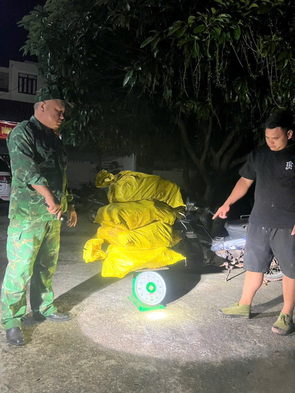 Lực lượng chức năng kiểm tra số hàng hóa vi phạm