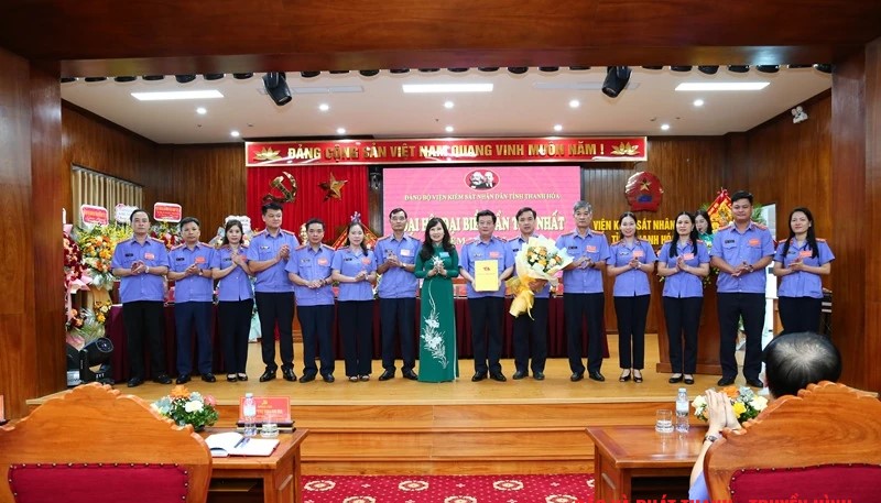 Bà Đinh Thị Thanh Hà, Phó Bí thư Đảng ủy các cơ quan Đảng tỉnh trao Quyết định và tặng hoa chúc mừng Ban Chấp hành Đảng bộ VKSND tỉnh, nhiệm kỳ 2025-2030.