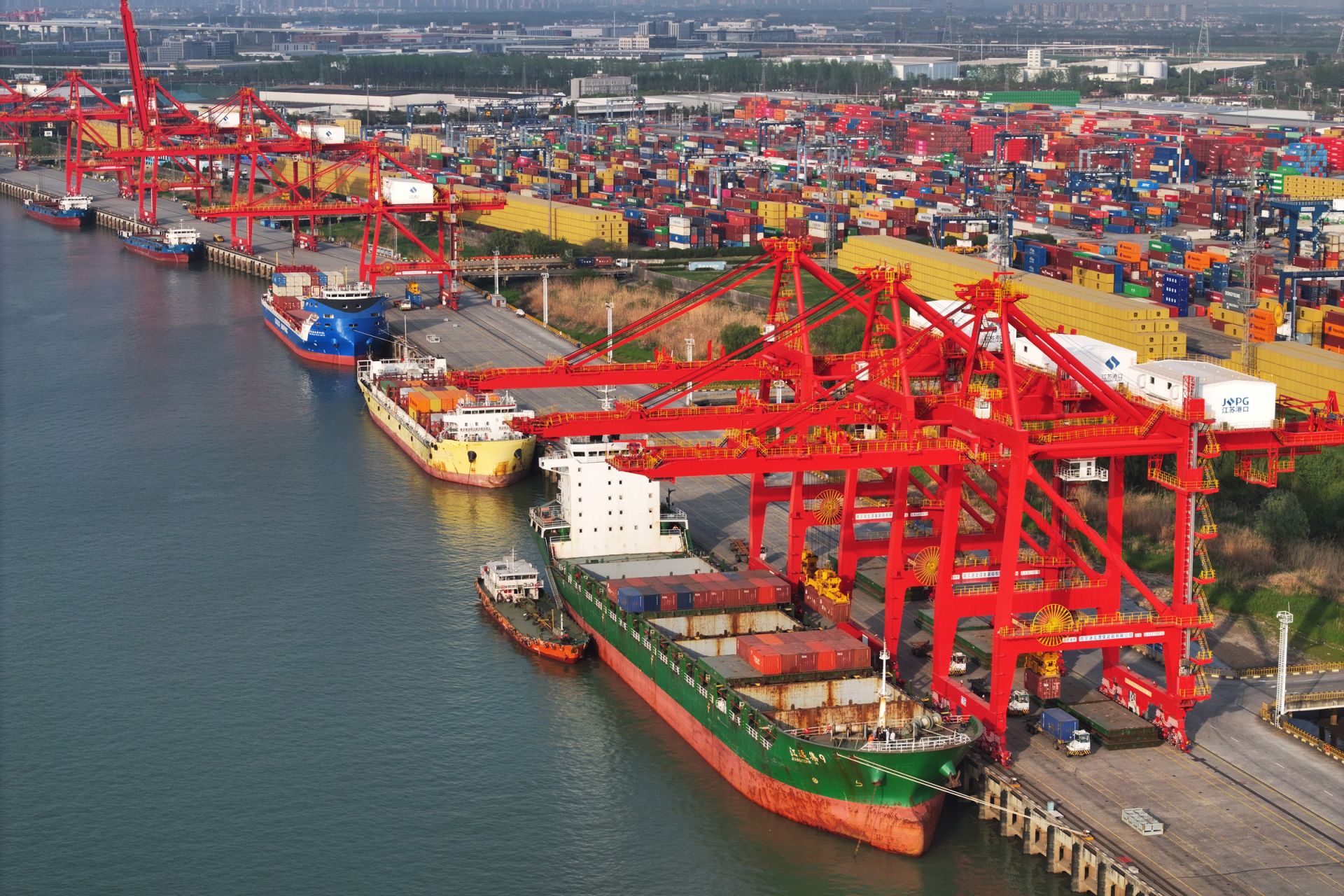 IMF nâng dự báo tăng trưởng toàn cầu