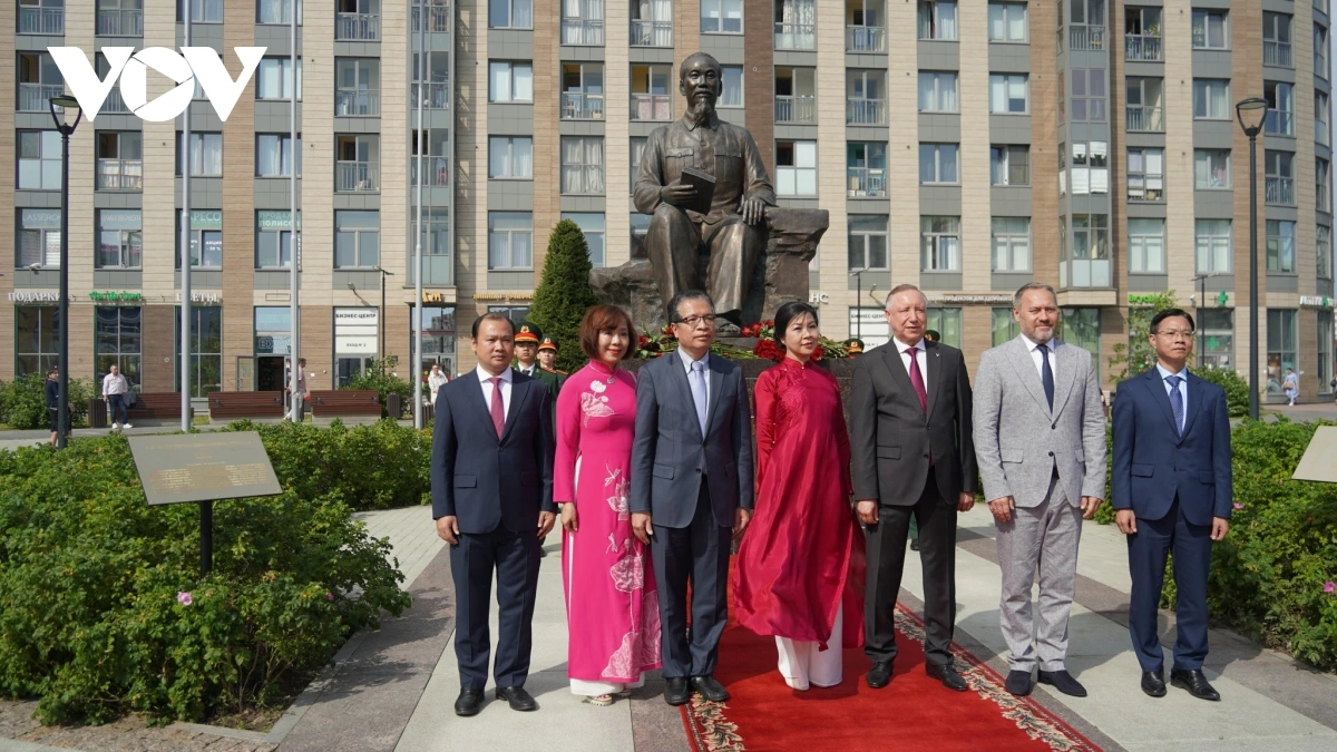 Phu nhân Ngô Phương Ly và đại diện các đại biểu Việt Nam cùng lãnh đạo Saint Petersburg bên tượng đài Bác