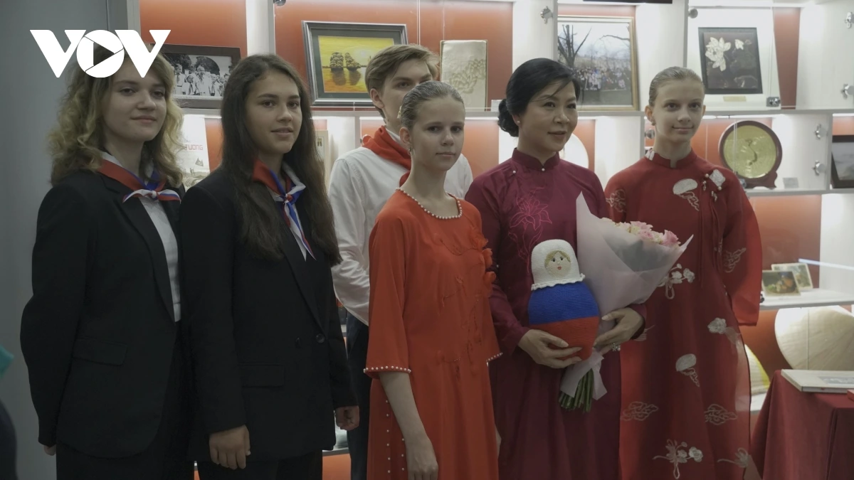 Phu nhân Ngô Phương Ly và đại diện các em học sinh trường trung học số 488