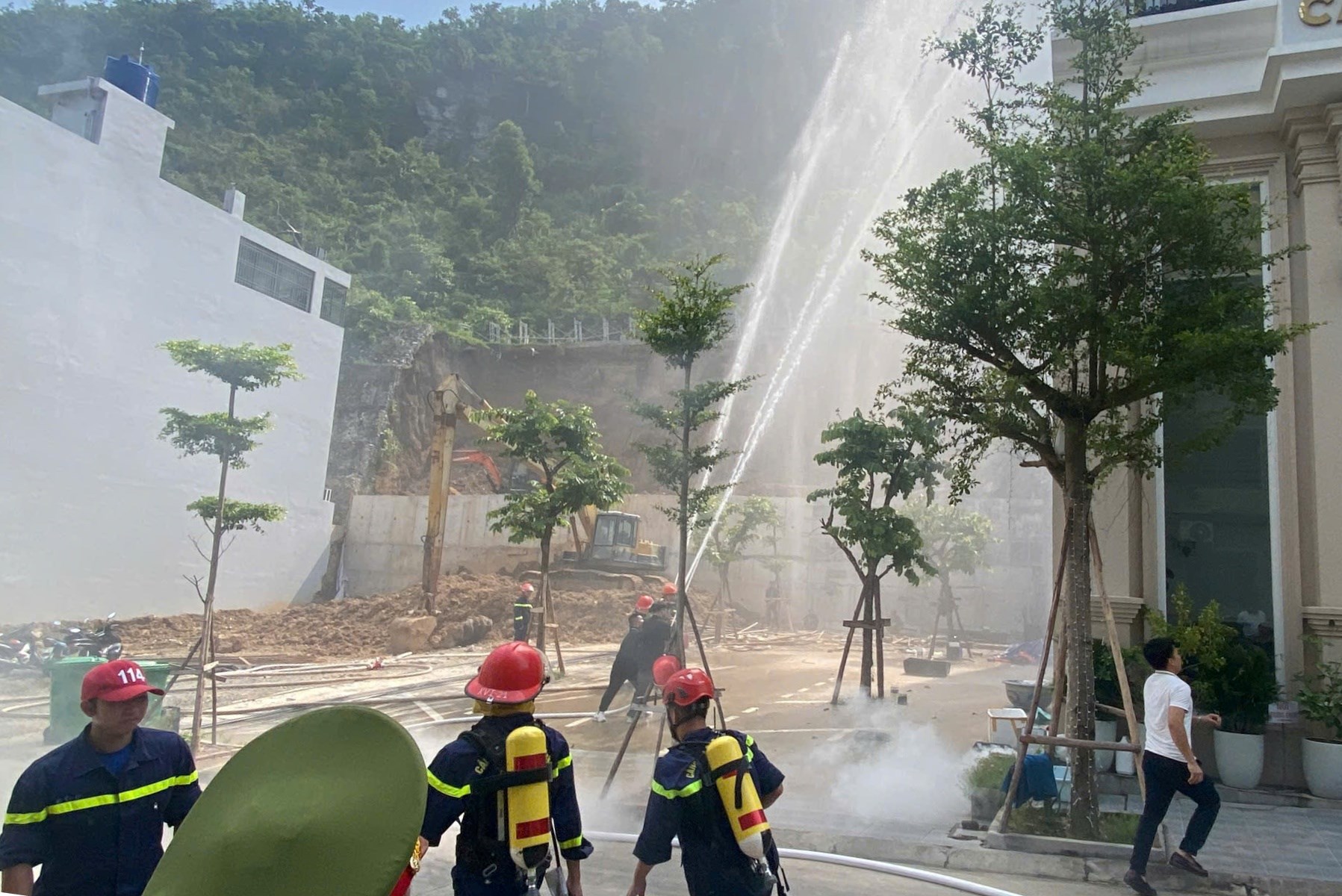 Đội Cảnh sát PCCC và CNCH KV6 - Phòng Cảnh sát PCCC và CNCH, Công an đặc khu Cát Hải phối hợp dập tắt đám cháy, đảm bảo an ninh trật tự Đội Cảnh sát PCCC và CNCH KV6 - Phòng Cảnh sát PCCC và CNCH, Công an đặc khu Cát Hải phối hợp dập tắt đám cháy, đảm bảo an ninh trật tự