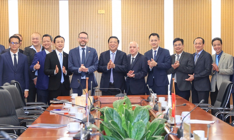 Bộ trưởng Bộ Xây dựng Trần Hồng Minh đã tiếp và làm việc với Đại sứ Vương quốc Anh tại Việt Nam Iain Frew - Ảnh: VGP