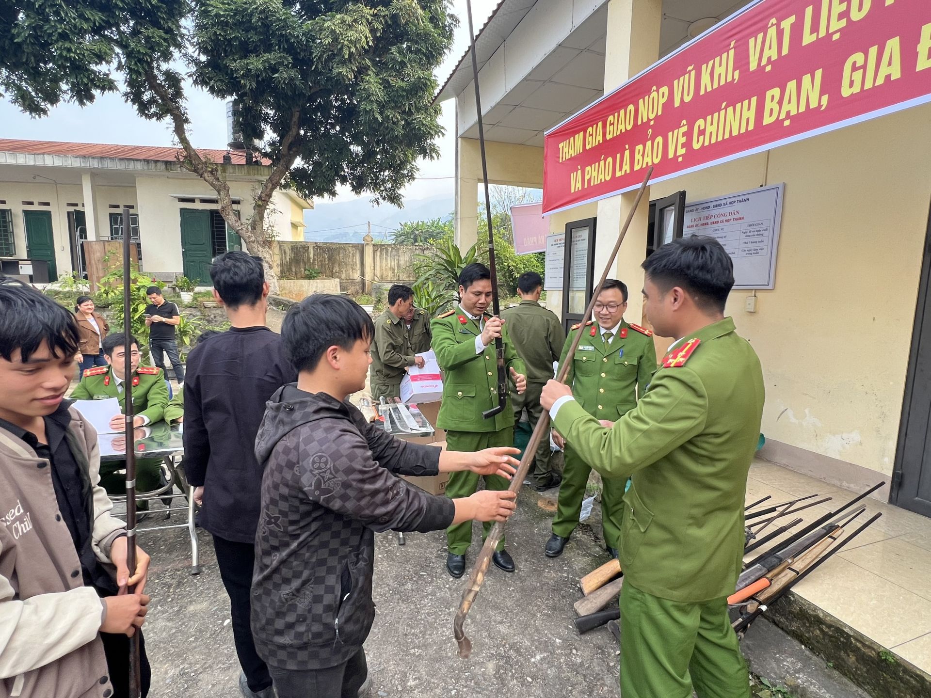 UBND tỉnh Lào Cai vừa ban hành kế hoạch mở đợt đợt cao điểm tổng rà soát, vận động toàn dân giao nộp và đấu tranh với tội phạm, vi phạm pháp luật về vũ khí, vật liệu nổ, công cụ hỗ trợ và pháo trên địa bàn tỉnh