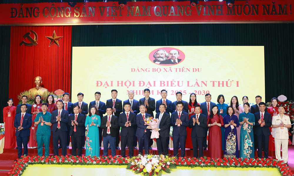 Các đồng chí lãnh đạo tỉnh chúc mừng Ban Chấp hành Đảng bộ xã Tiên Du nhiệm kỳ 2025 - 2030.