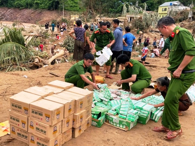 Công an Nghệ An chung tay tiếp sức đồng bào vùng lũ