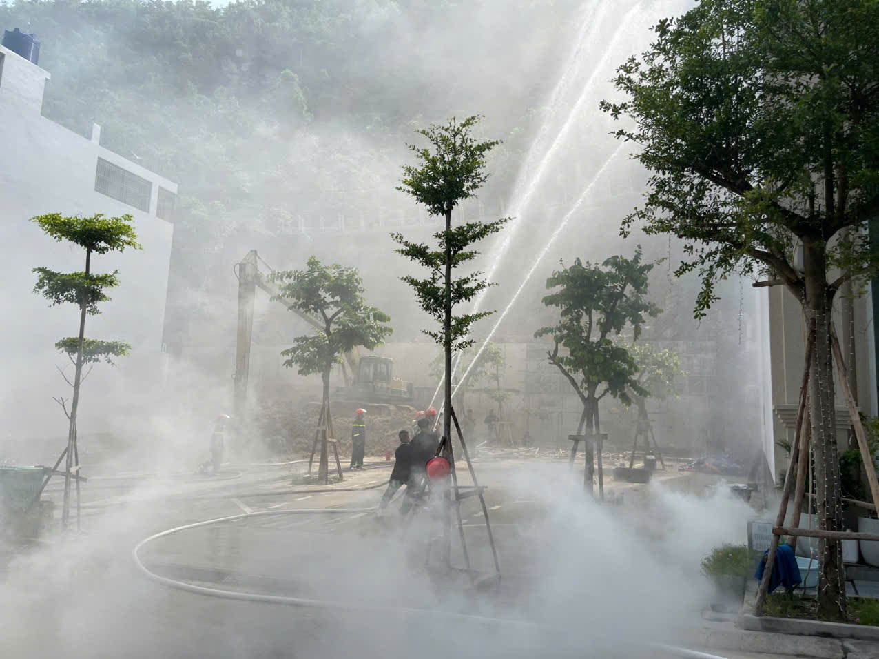 Nhân viên khách sạn và lực lượng PCCC cơ sở khẩn trương sử dụng các phương tiện tại chỗ chữa cháy ban đầu Nhân viên khách sạn và lực lượng PCCC cơ sở khẩn trương sử dụng các phương tiện tại chỗ chữa cháy ban đầu