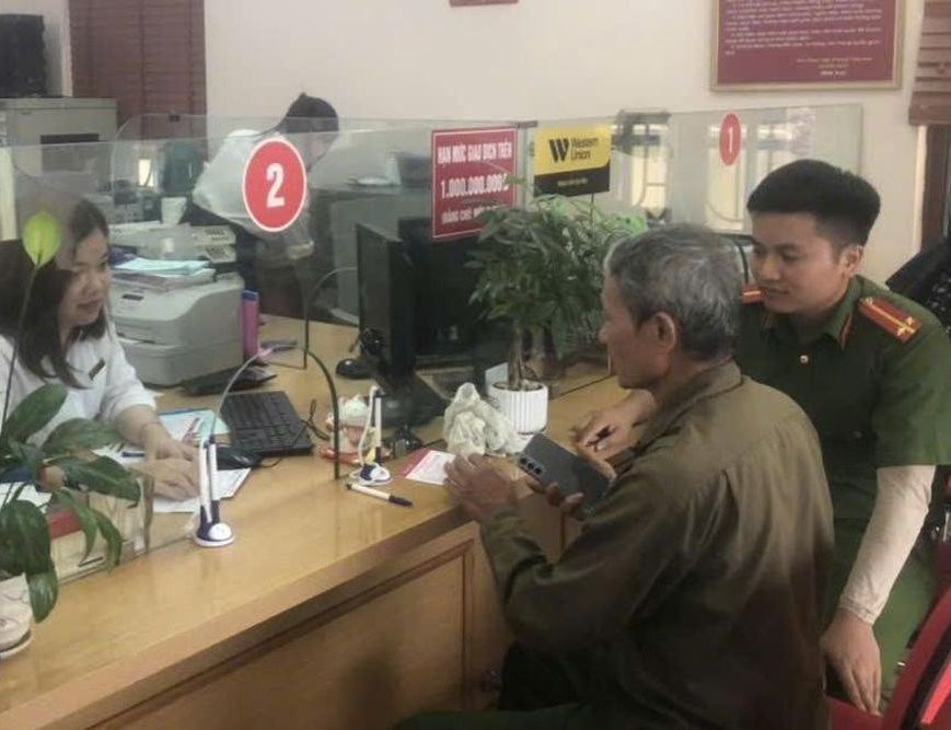 Công an xã Vĩnh Lại nhanh chóng có mặt tại Phòng giao dịch Agribank Cầu Ràm và ngăn chặn thành công vụ giả danh công an lừa đảo chiếm đoạt 260 triệu đồng