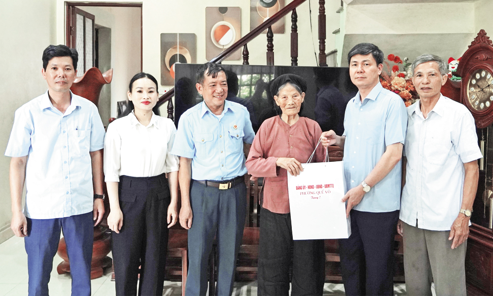 Đồng chí Phạm Thanh Hải tặng quà mẹ liệt sĩ Nguyễn Thị Lai ở khu phố Nghiêm Thôn nhân kỷ niệm Ngày Thương binh - Liệt sĩ.