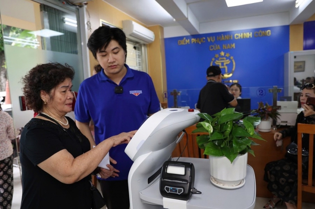 Hà Nội bố trí robot phục vụ, miễn phí nước và đồ ăn nhẹ cho người dân làm thủ tục hành chính từ 1/8