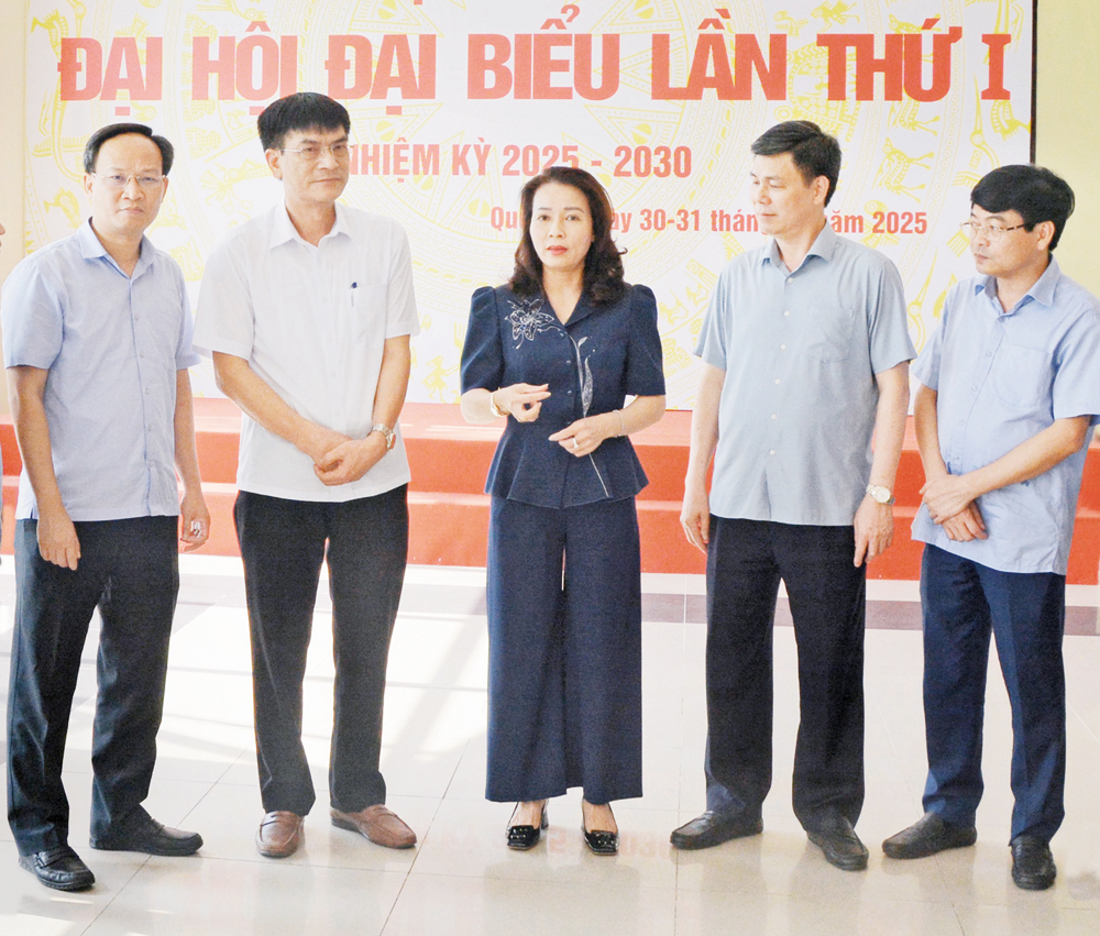 Phó Bí thư Thường trực Tỉnh ủy Nguyễn Thị Hương cùng đoàn công tác kiểm tra việc chuẩn bị Đại hội Đảng bộ phường Quế Võ lần thứ I.