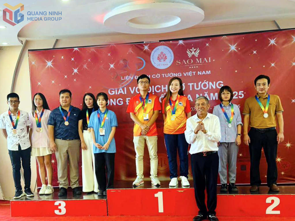 Cặp VĐV Quảng Ninh: Phí Mạnh Cường; Trịnh Thuý Nga (bục số 1) nhận HCV nội dung đôi nam nữ Cờ chớp.
