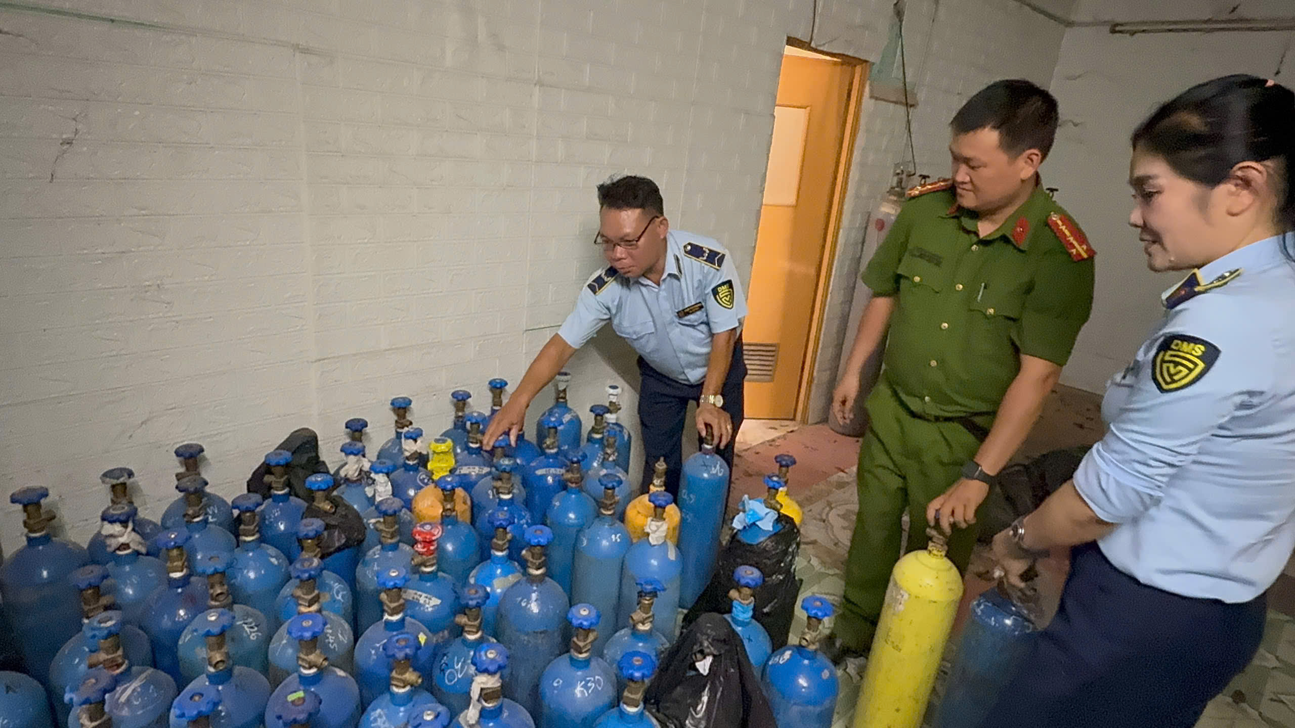 Hà Nội: Phát hiện, tạm giữ hàng trăm bình khí N2O không rõ nguồn gốc