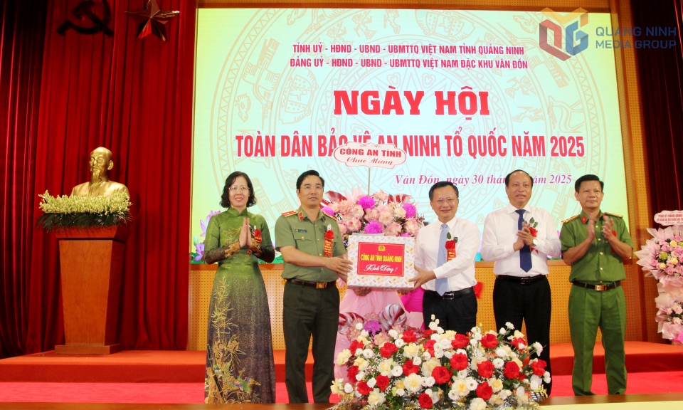 Thiếu tướng Trần Văn Phúc, Giám đốc Công an tỉnh, chúc mừng đặc khu Vân Đồn tổ chức Ngày hội toàn dân bảo vệ an ninh Tổ quốc.
