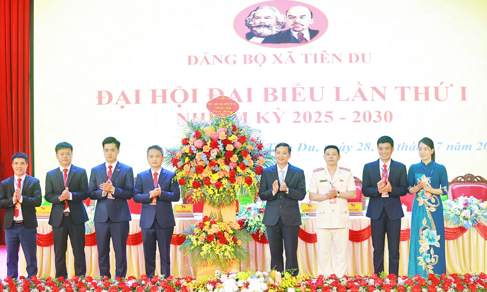 Đồng chí Nguyễn Việt Oanh tặng hoa chúc mừng Đại hội.