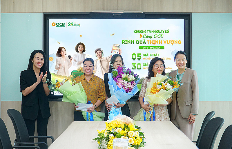 Những khách hàng may mắn đầu tiên nhận giải thưởng từ OCB