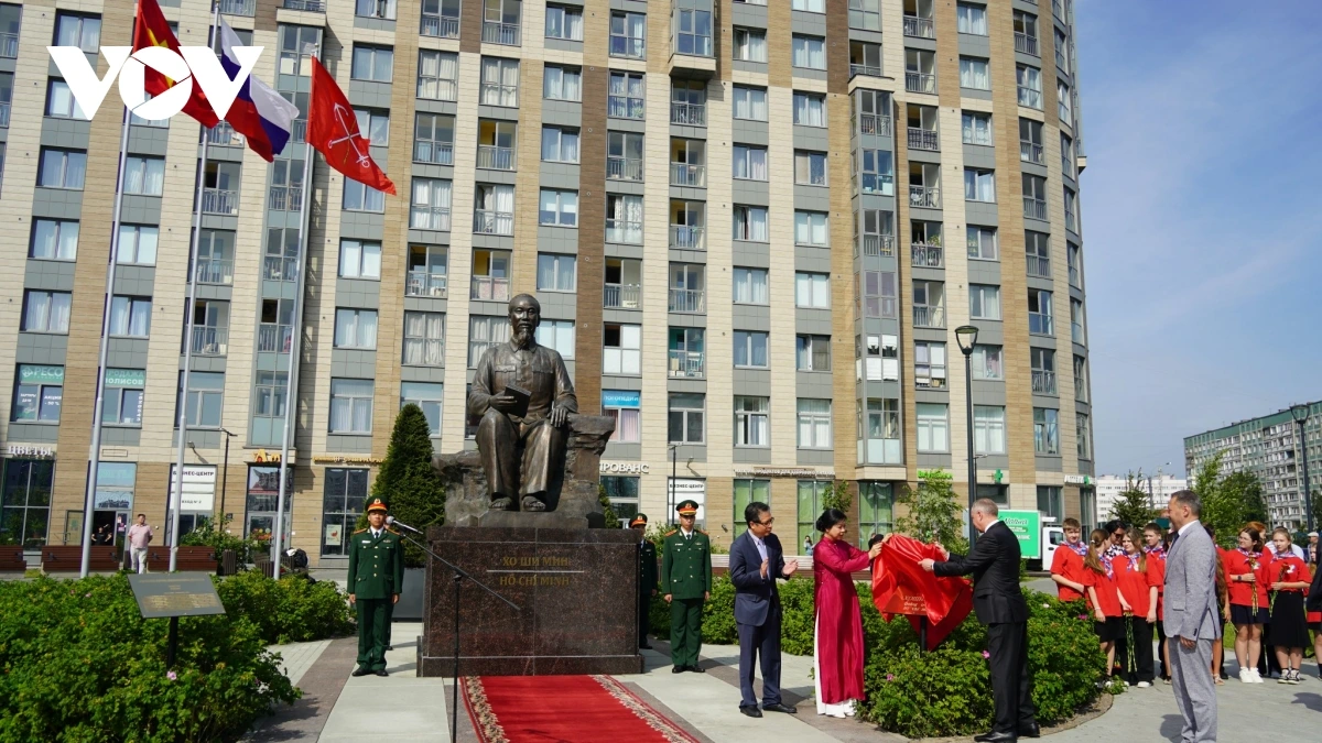 Phu nhân Ngô Phương Ly và Thống đốc Saint Petersburg Alexander Beglov mở tấm vải đỏ trên tấm biển đề chữ “Quảng trường Hồ Chí Minh”