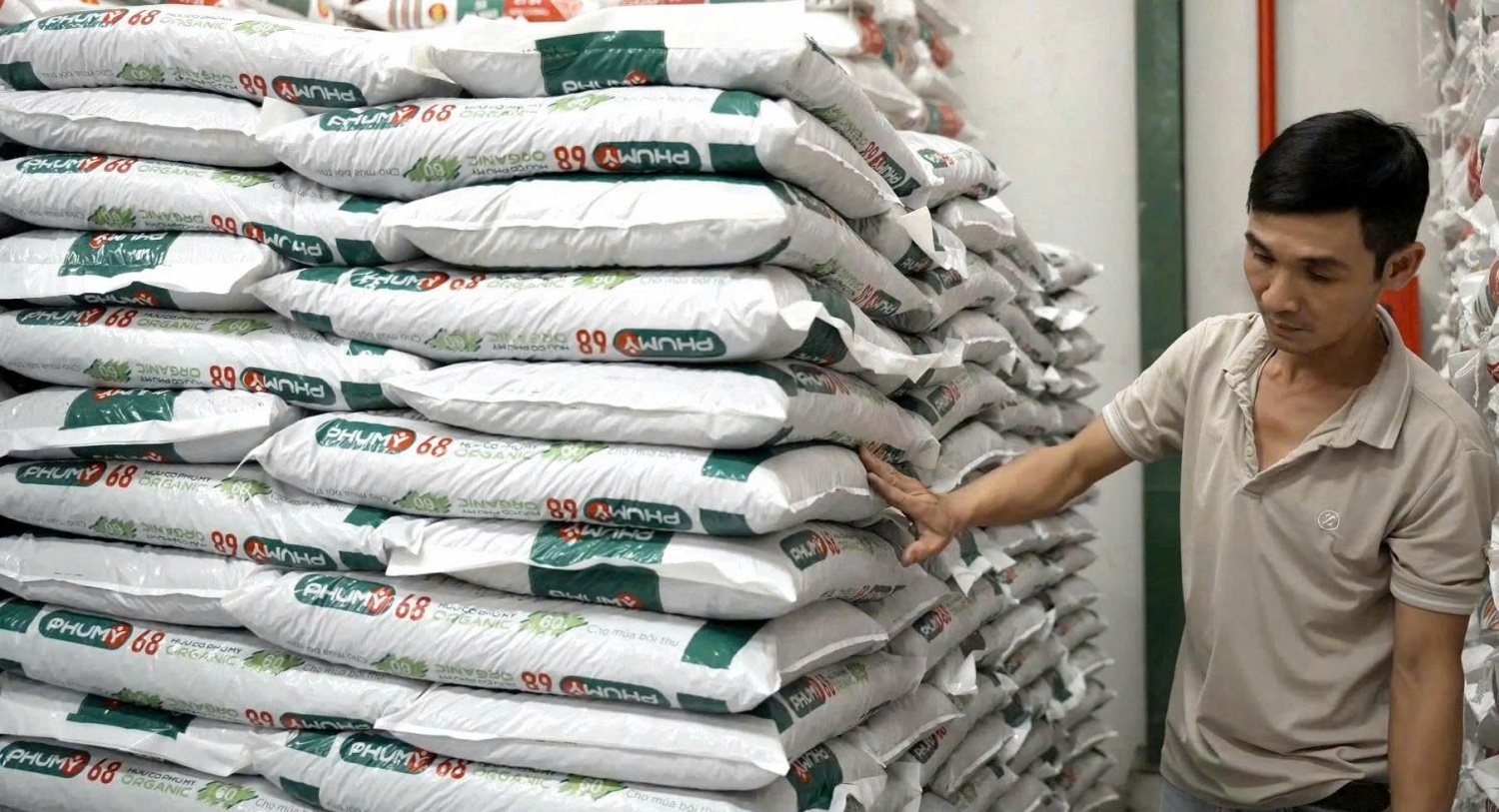 Với quy cách đóng gói tiện lợi 15kg, Hữu cơ Phú Mỹ giúp người nông dân dễ dàng vận chuyển và sử dụng hiệu quả trên mọi điều kiện canh tác