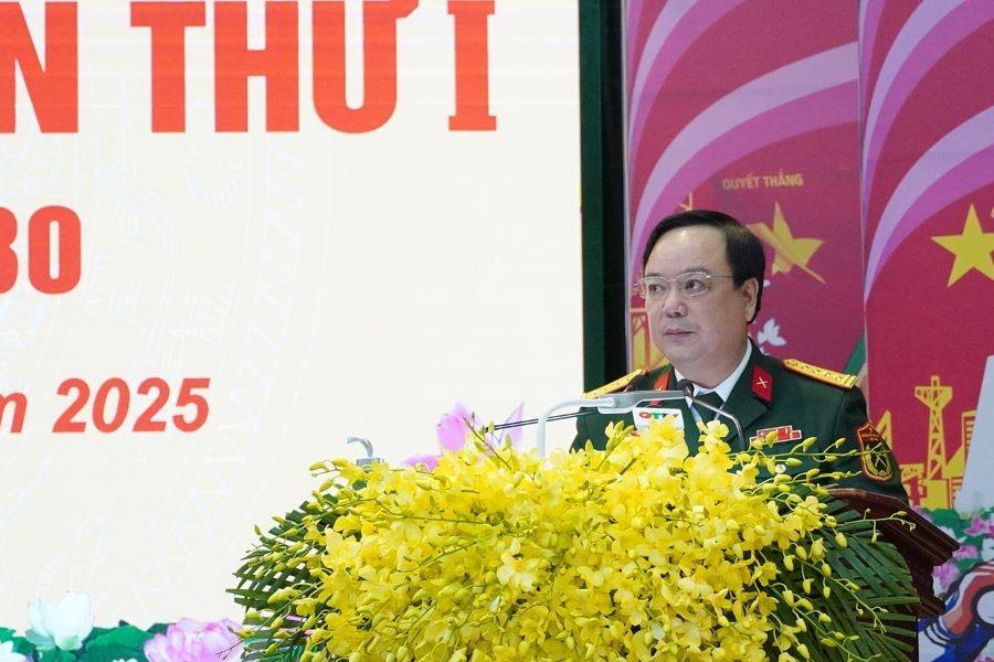 Đại tá Lê Hồng Việt, Phó Bí thư Đảng ủy, Chính ủy Bộ CHQS tỉnh trình bày Báo cáo chính trị tại Đại hội.
