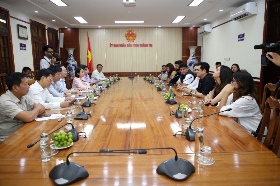 Lãnh đạo tỉnh Quảng Trị tiếp đoàn làm phim Ấn Độ. Lãnh đạo tỉnh Quảng Trị tiếp đoàn làm phim Ấn Độ.