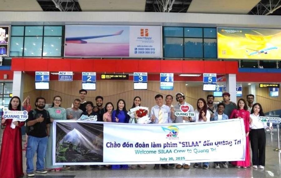 Phó Giám đốc Sở Văn hóa, Thể thao và Du lịch Quảng Trị Đặng Đông Hà đón và tặng hoa đoàn làm phim SILAA đến Quảng Trị. Phó Giám đốc Sở Văn hóa, Thể thao và Du lịch Quảng Trị Đặng Đông Hà đón và tặng hoa đoàn làm phim SILAA đến Quảng Trị.