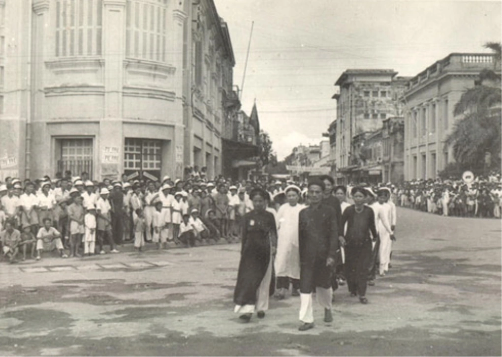 Các tầng lớp nhân dân thủ đô nô nức đi ủng hộ “Tuần lễ Vàng”. Các tầng lớp nhân dân thủ đô nô nức đi ủng hộ “Tuần lễ Vàng”.