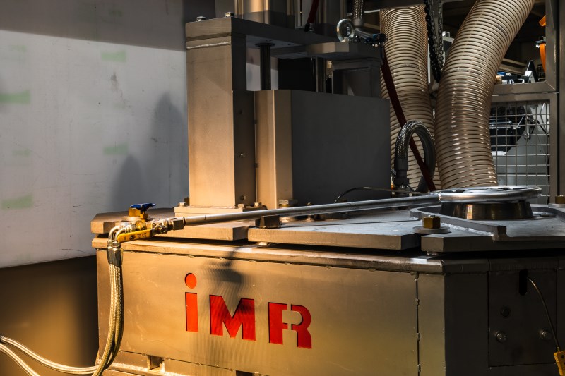 Hệ thống LPDC sử dụng áp lực thấp và kiểm soát bằng điện hoàn toàn để đưa kim loại lỏng vào khuôn theo hướng từ dưới lên. Quá trình này giúp: Tạo sản phẩm có mật độ cao, ít rỗ khí, giảm thiểu lỗi kỹ thuật; Giảm hao phí vật liệu, giúp tối ưu chi phí sản xuất; Tăng độ chính xác, giúp linh hoạt thiết kế các mẫu sen vòi tinh xảo, phù hợp xu hướng tiêu dùng cao cấp