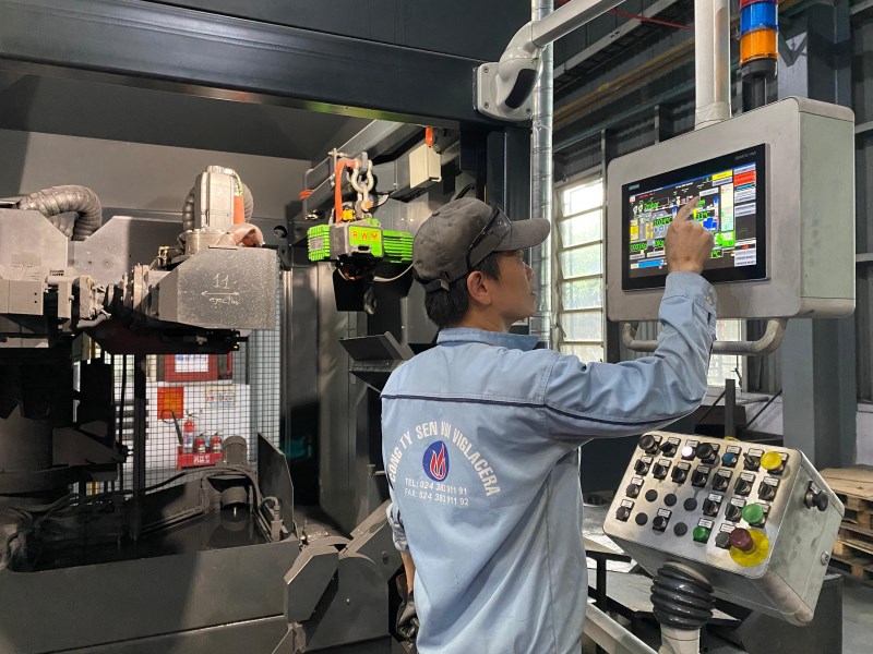 Công nghệ mới không chỉ đáp ứng thân thiện môi trường mà còn nâng cao năng suất lao động. Chỉ cần 1 công nhân vận hành máy thay vì 3-5 người ở hệ thống đúc trọng lực truyền thống