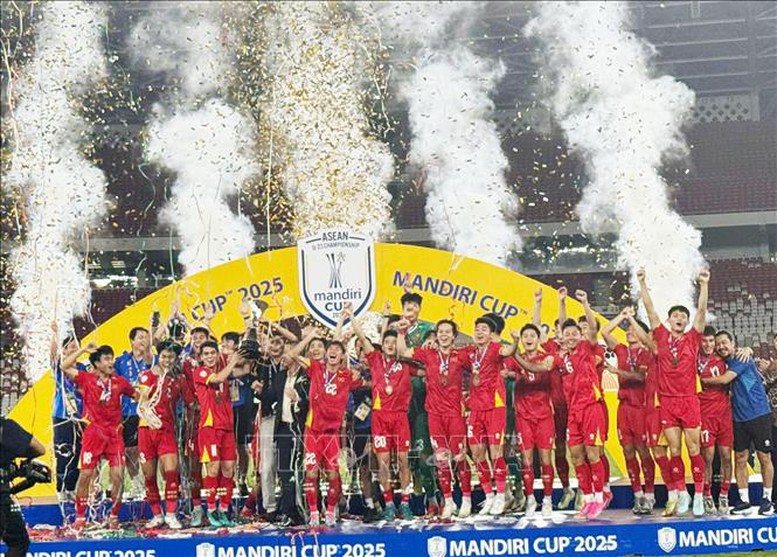 Các cầu thủ U23 Việt Nam hân hoan nâng cao cúp vô địch U23 Đông Nam Á 2025 - Ảnh: TTXVN Các cầu thủ U23 Việt Nam hân hoan nâng cao cúp vô địch U23 Đông Nam Á 2025 - Ảnh: TTXVN