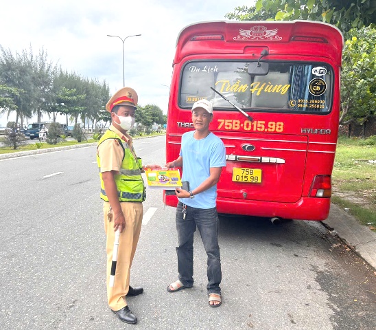 Cảnh sát giao thông Đà Nẵng tổng kiểm tra, xử lý, siết chặt phương tiện kinh doanh vận tải