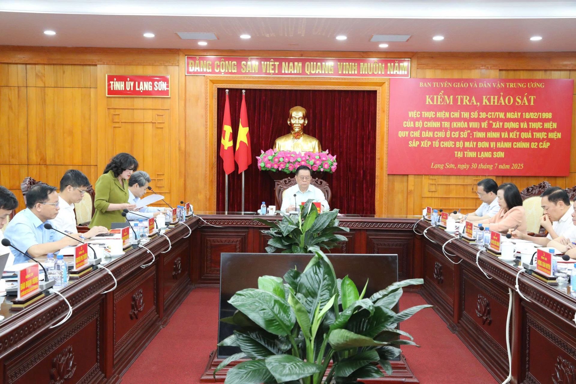 Quang cảnh buổi làm việc Quang cảnh buổi làm việc