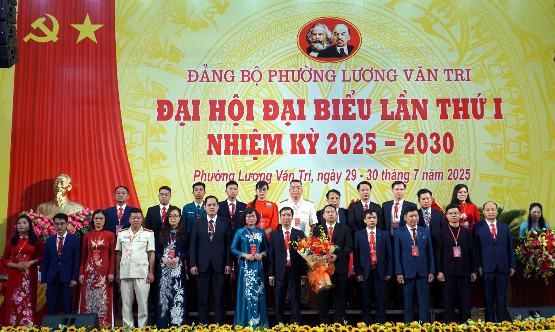 Ban Chấp hành Đảng bộ phường Lương Văn Tri nhiệm kỳ 2025 - 2030 ra mắt đại hội