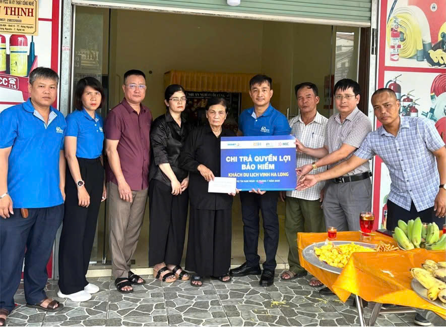 Bảo Việt Quảng Ninh phối hợp với Bảo Việt Nghệ An cùng BSH, MIC và PTI Nghệ An đến thắp hương chia buồn và chi trả quyền lợi cho gia đình nạn nhân N.V.D Bảo Việt Quảng Ninh phối hợp với Bảo Việt Nghệ An cùng BSH, MIC và PTI Nghệ An đến thắp hương chia buồn và chi trả quyền lợi cho gia đình nạn nhân N.V.D