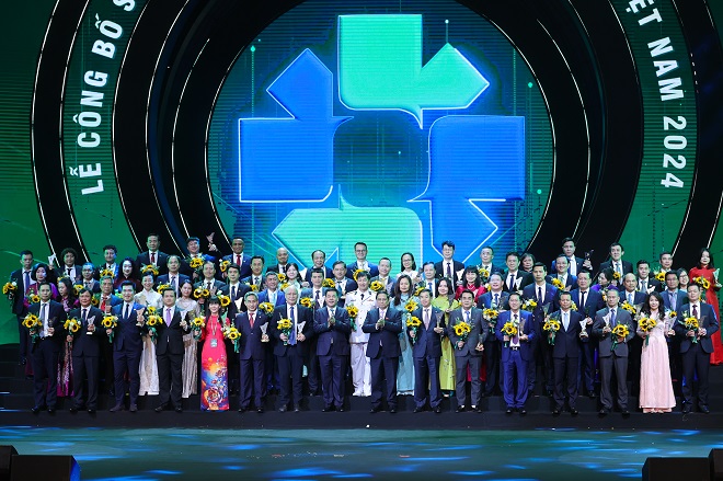 Thủ tướng Phạm Minh Chính, Bộ trưởng Bộ Công Thương Nguyễn Hồng Diên và những doanh nghiệp nhận danh hiệu Thương hiệu quốc gia 2024 (Ảnh: VGP/Nhật Bắc)