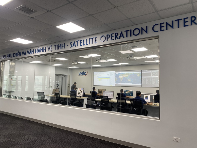 Trung tâm điều khiển và vận hành vệ tinh trong Trung tâm Vũ Trụ Việt Nam tại Khu Công nghệ cao Hòa Lạc - Ảnh: VGP/TG Trung tâm điều khiển và vận hành vệ tinh trong Trung tâm Vũ Trụ Việt Nam tại Khu Công nghệ cao Hòa Lạc - Ảnh: VGP/TG