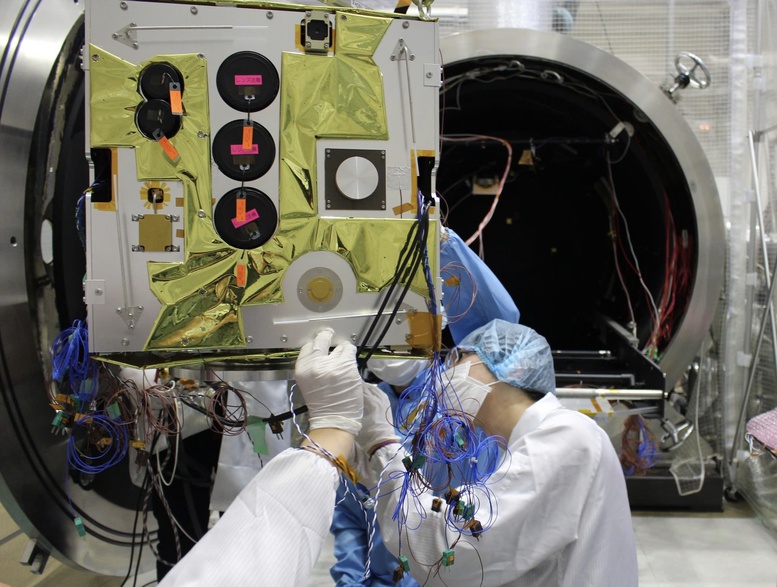 Các cán bộ của Trung tâm Vũ Trụ Việt Nam tham gia chế tạo vệ tinh - Ảnh: Viện Hàn lâm KH&CN Việt Nam Các cán bộ của Trung tâm Vũ Trụ Việt Nam tham gia chế tạo vệ tinh - Ảnh: Viện Hàn lâm KH&CN Việt Nam