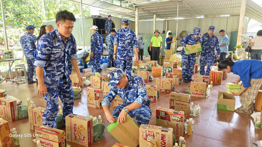 Bộ Tư lệnh Vùng Cảnh sát biển 1 phối hợp hỗ trợ đồng bào vùng lũ Tây Nghệ An
