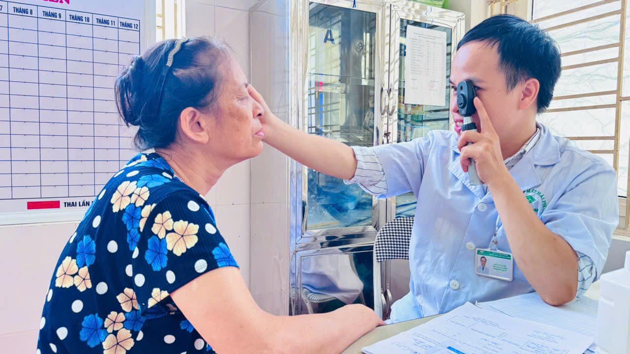 Bệnh viện Mắt Hải Phòng đã phối hợp cùng Trạm Y tế địa phương triển khai chương trình hỗ trợ chuyên môn khám, tư vấn các bệnh lý về mắt trong khuôn khổ Chương trình khám mắt hỗ trợ công tác Chỉ đạo tuyến dưới. Bệnh viện Mắt Hải Phòng đã phối hợp cùng Trạm Y tế địa phương triển khai chương trình hỗ trợ chuyên môn khám, tư vấn các bệnh lý về mắt trong khuôn khổ Chương trình khám mắt hỗ trợ công tác Chỉ đạo tuyến dưới.